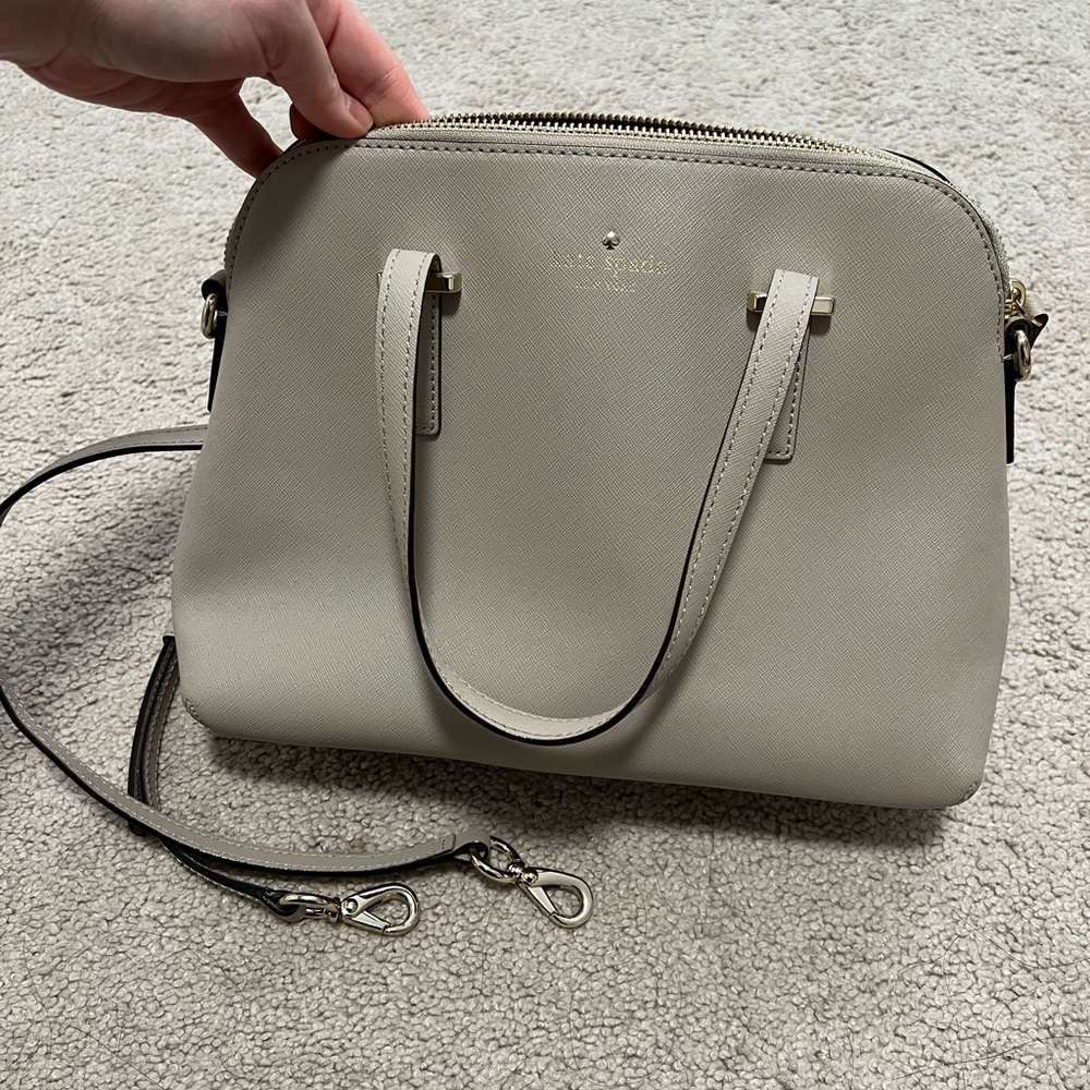 Kate spade bag comes with strap